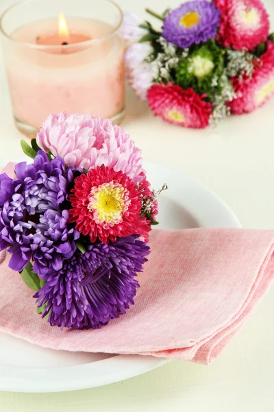 Cenário de mesa de jantar festivo com flores — Fotografia de Stock