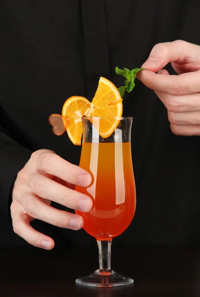 Bartender making and decorating cocktail on bright background, close-up — Stock Photo, Image