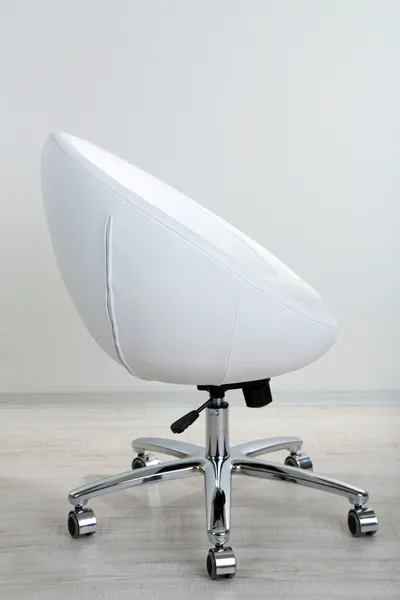 Белый стул в офисе — стоковое фото