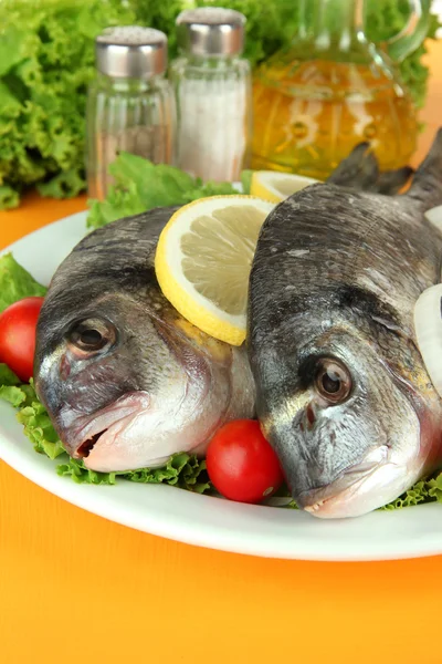 Рыба Дорадо на столе крупным планом — стоковое фото