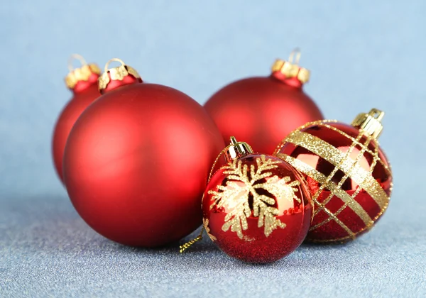 Bolas de Navidad sobre fondo azul — Foto de Stock