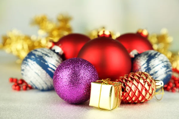 Decorazioni natalizie su sfondo grigio — Foto Stock