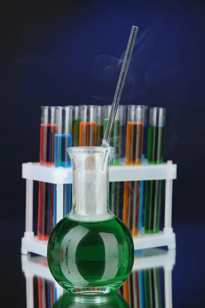 Vidros de laboratório sobre fundo de cor escura — Fotografia de Stock