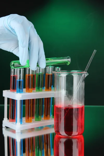 Laboratorieartiklar av glas på mörk färgbakgrund — Stockfoto