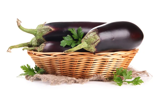 Verse aubergines in rieten mand geïsoleerd op wit — Stockfoto