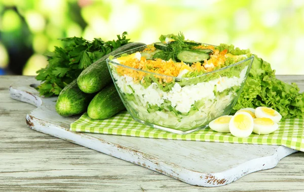 Deliziosa insalata con uova, cavolo e cetrioli sul tavolo di legno — Foto Stock