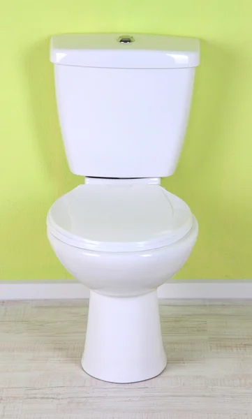 Witte toiletpot in een badkamer — Stockfoto