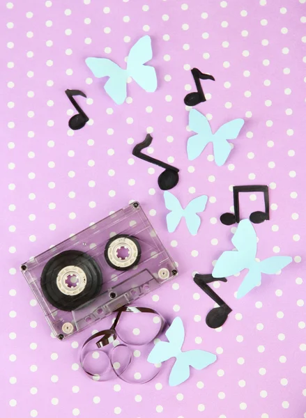 Vieille cassette sur fond violet — Photo