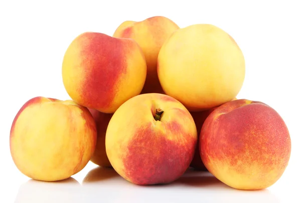 Reife süße Pfirsiche, isoliert auf weiß — Stockfoto