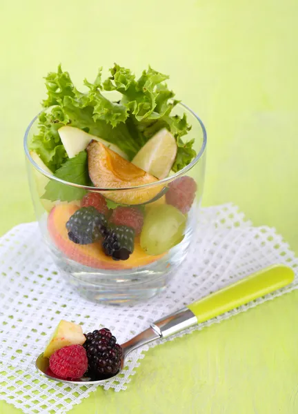 Salada de frutas em vidro, em fundo de madeira — Fotografia de Stock