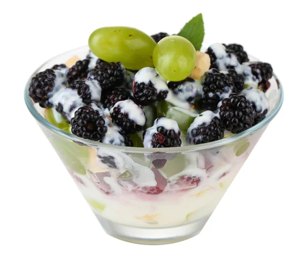 Ensalada de frutas en tazón de vidrio, aislada en blanco —  Fotos de Stock