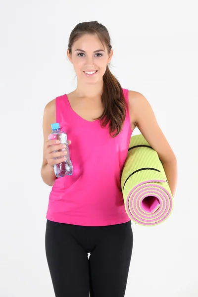 Hermosa chica joven con colchoneta de gimnasio en casa — Foto de Stock