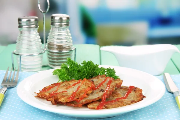 Potato pancakes on plate, on bright background — Stock Photo, Image