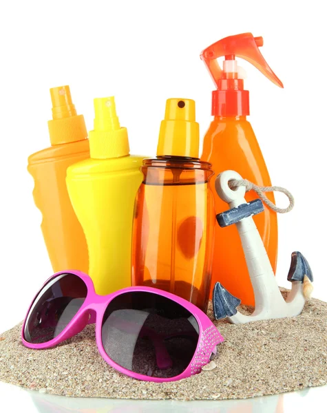 Botellas con crema bronceadora y gafas de sol, aisladas en blanco — Foto de Stock