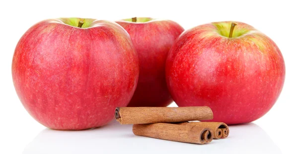 Olgun elma ile üzerine beyaz izole tarçın ile — Stok fotoğraf