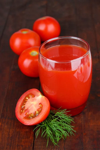 Tomato juice in glass, on wooden background — Stock Photo, Image