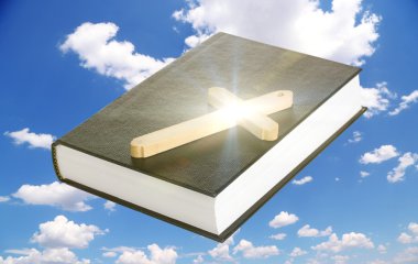 İncil'de ve gökyüzü arka plan üzerinde tahta haç