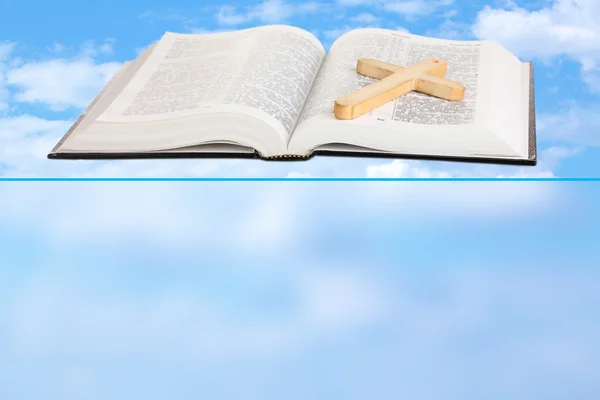 Bibeln och träkors på himmel bakgrund — Stockfoto