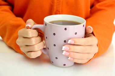 bir fincan tutan eller sıcak içecek, yakın çekim