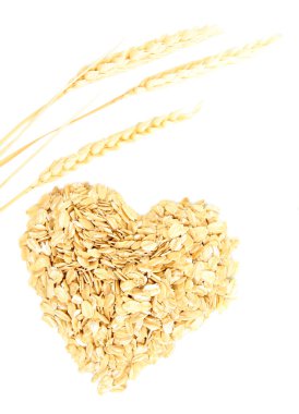 spikelets üzerinde beyaz izole ile yulaf gevreği yapılan kalp şekli