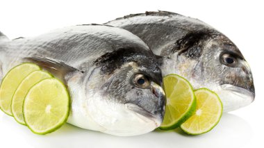iki balık dorado limon ile üzerine beyaz izole.