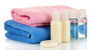 Hotel üzerinde beyaz izole havlu ile Kozmetik Şişeler