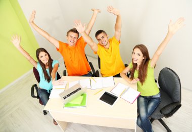 Grup genç öğrenci oturma odasında