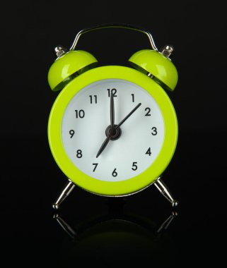 koyu gri arka plan üzerinde yeşil çalar saat