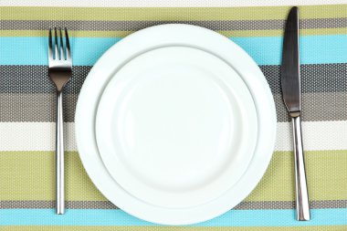 bıçak, renk tabak ve çatal, renkli arka plan üzerinde
