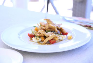 Sezar salatası beyaz tabakta yakın çekim