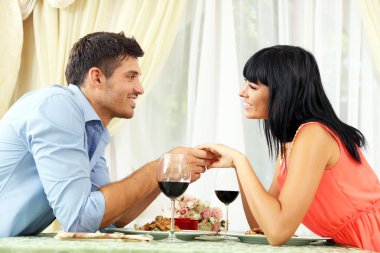 güzel çift romantik akşam yemeği restoranda