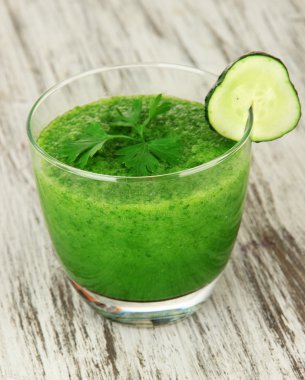 Tablo yakın çekim yeşil sebze suyu