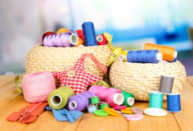 hasır sepetleri ile parlak zemin üzerine ahşap masa üzerinde iğne işi'den aksesuarlar