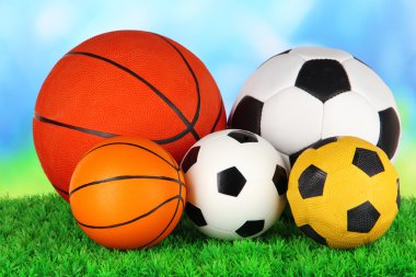 parlak zemin üzerine yeşil çimenlerin üzerinde spor top