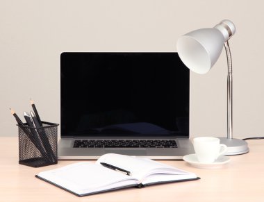Bilgisayarlı ofis işyeri, kapat