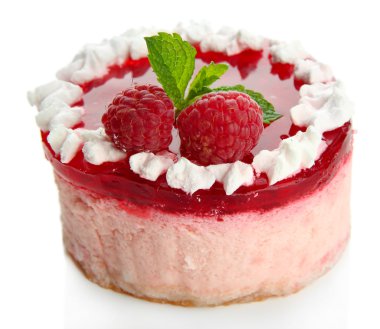 Lezzetli çilekli kek beyazda izole edilmiş.