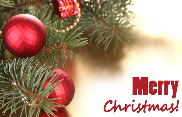 Árbol de Navidad con hermosas bolas de Año Nuevo en la mesa — Foto de Stock