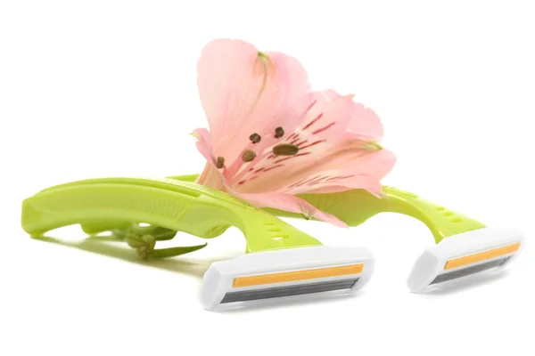 Nő biztonsági borotvák és Pünkösd elszigetelt virág — Stock Fotó