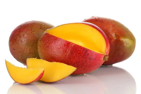 Rijpe smakelijk mango geïsoleerd op wit — Stockfoto