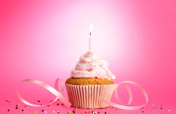 Välsmakande födelsedag cupcake med ljus, på rosa bakgrund — Stockfoto