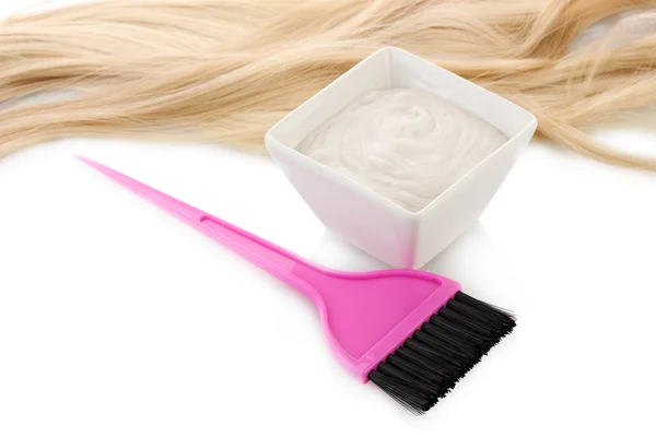 Μπολ με χρωστική ουσία και ροζ βούρτσα μαλλιών σε λευκό φόντο κοντινό πλάνο — Φωτογραφία Αρχείου