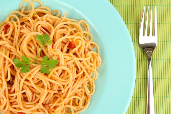 Italienische Spaghetti im Teller auf Bambusmatte in Großaufnahme — Stockfoto