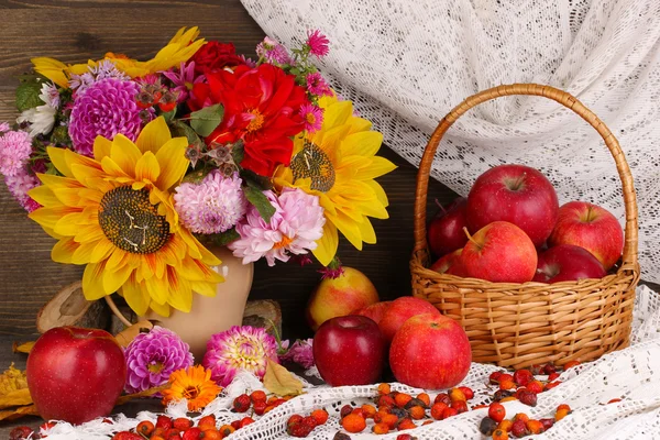 Jesień kolorowy martwa natura z jabłkami — Zdjęcie stockowe