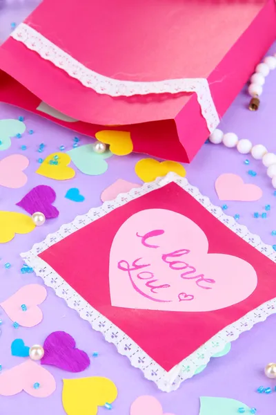 Bella composizione di carta San Valentino e decorazioni su sfondo viola primo piano — Foto Stock