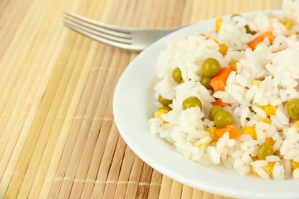 Risotto na placa no fundo claro — Fotografia de Stock