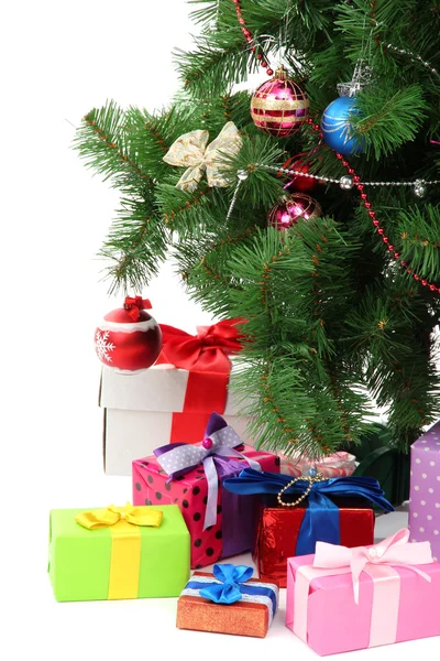 Árbol de Navidad decorado con regalos aislados en blanco —  Fotos de Stock