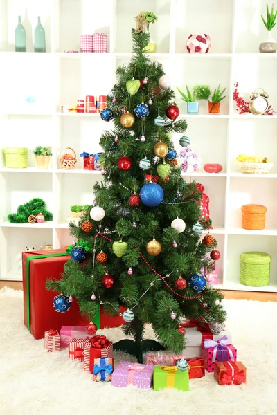 Albero di Natale decorato su sfondo interno casa — Foto Stock