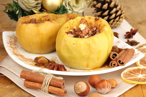 Manzanas al horno en el plato de cerca — Foto de Stock