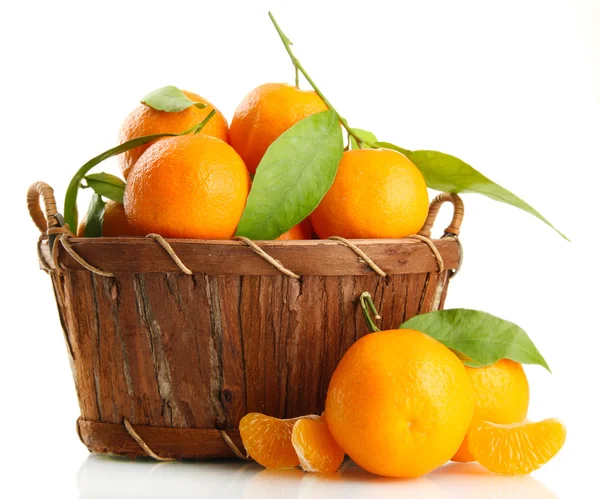 Mogen söt tangerine med blad i korg, isolerad på vit — Stockfoto