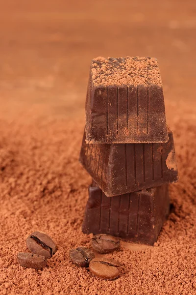 ココア ブラウン バック グラウンド上の切り刻まれたチョコレート — ストック写真